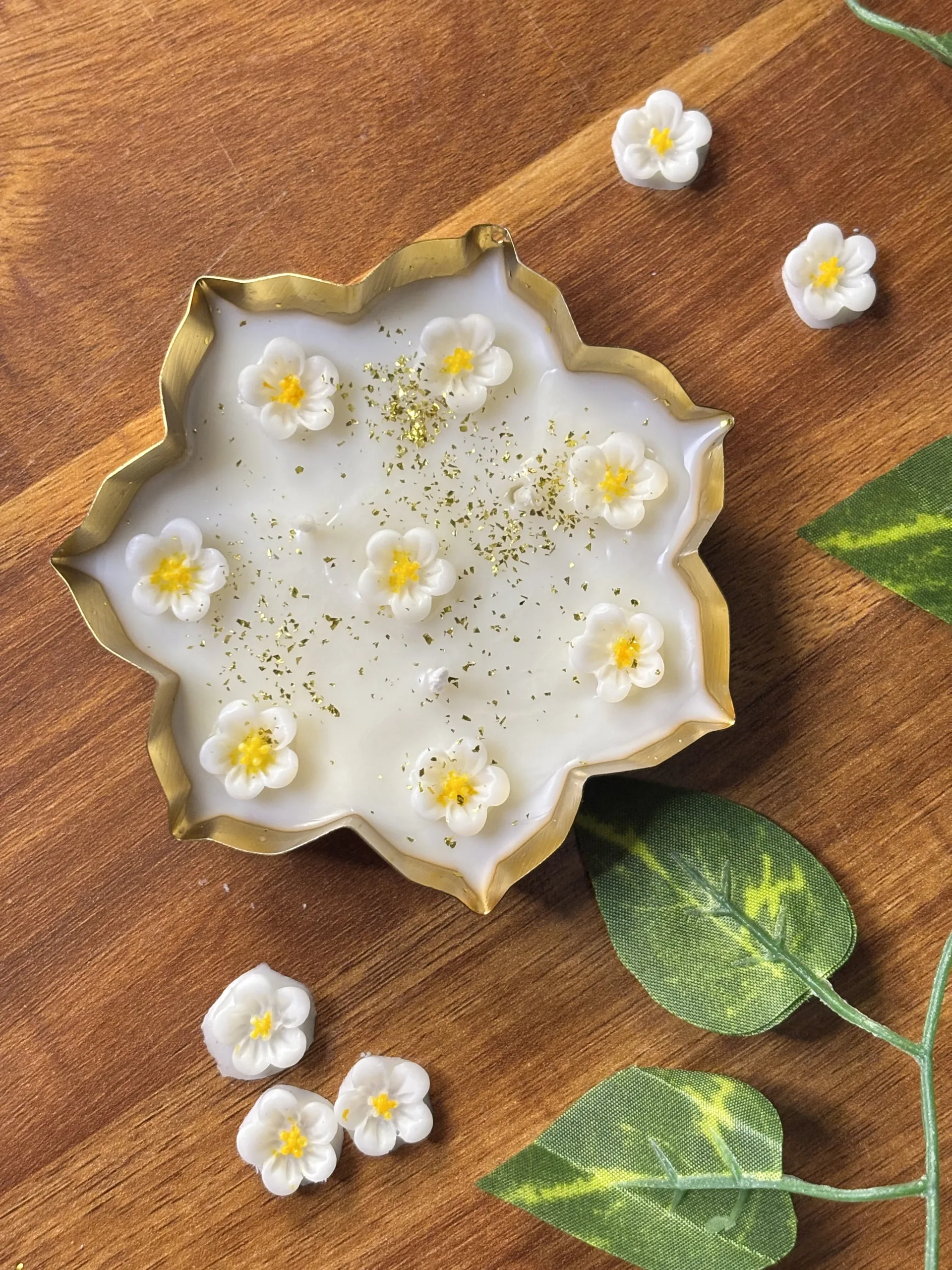 White flower candle urli